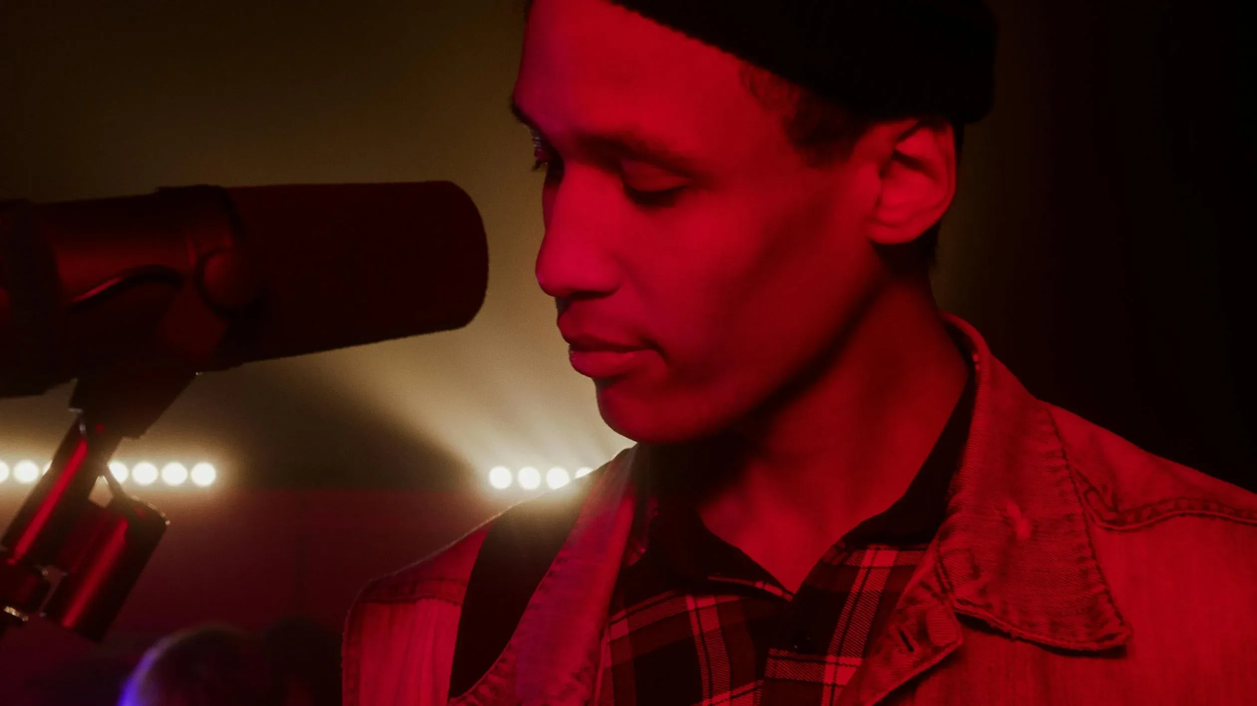 Artiste musical qui chante