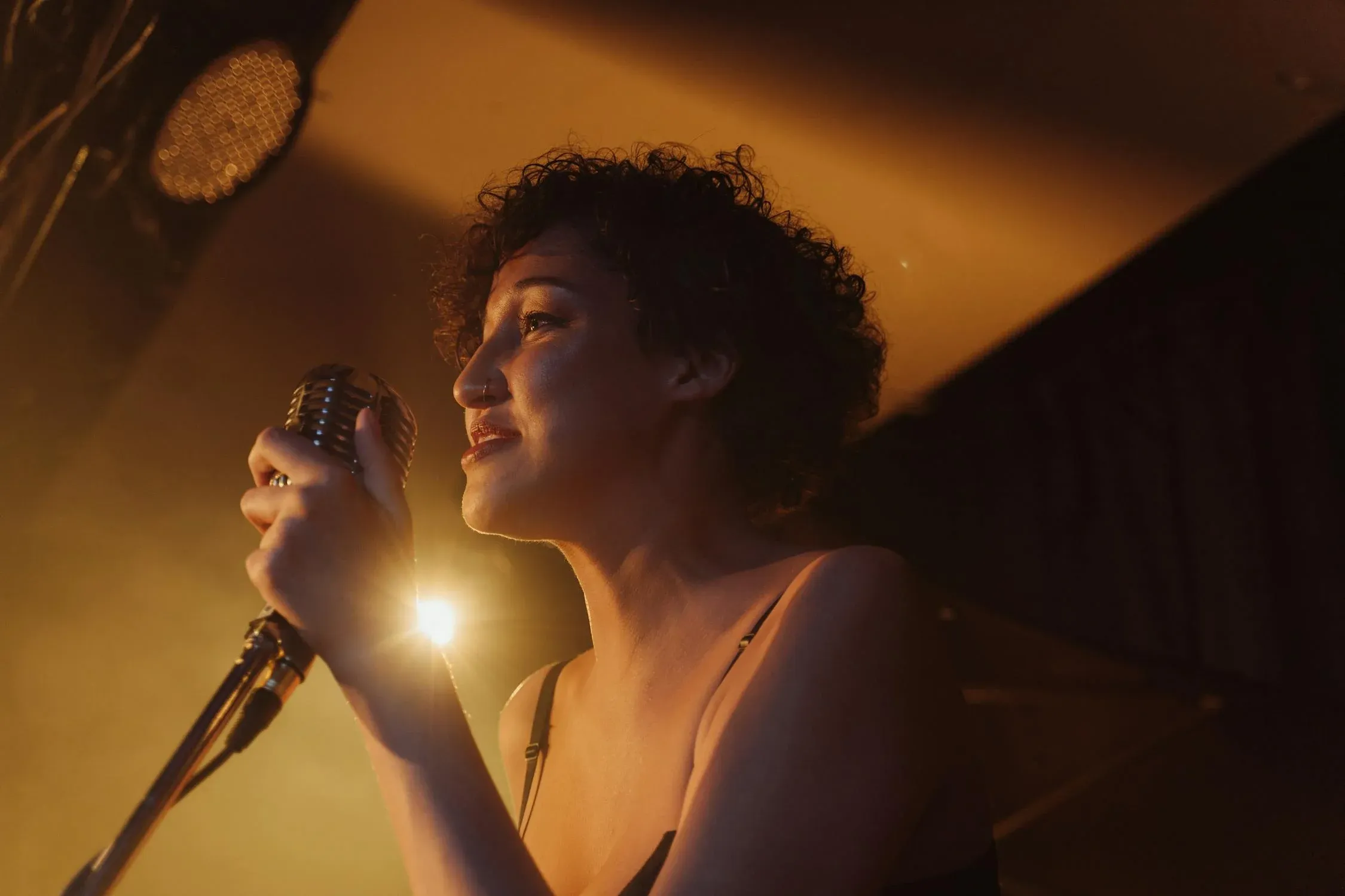 Chanteuse qui chante avec un micro