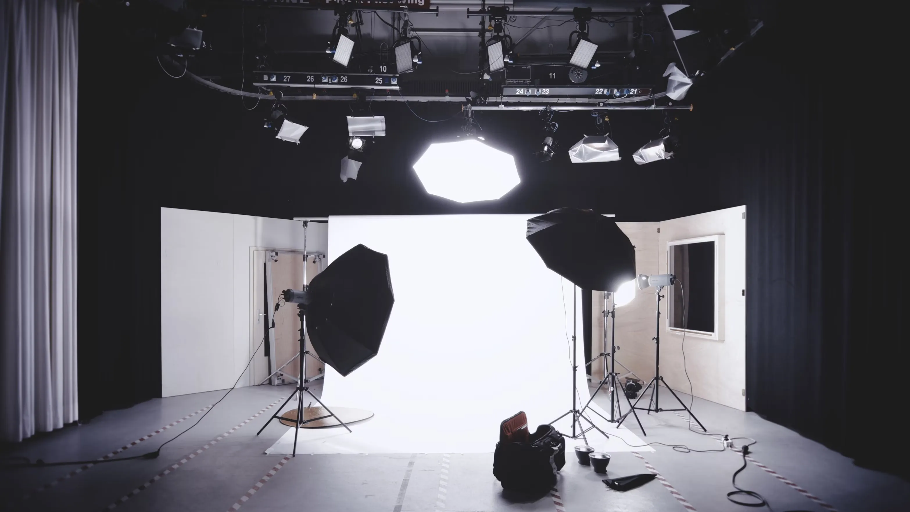 Studio de clip vidéo avec une lumière blanche