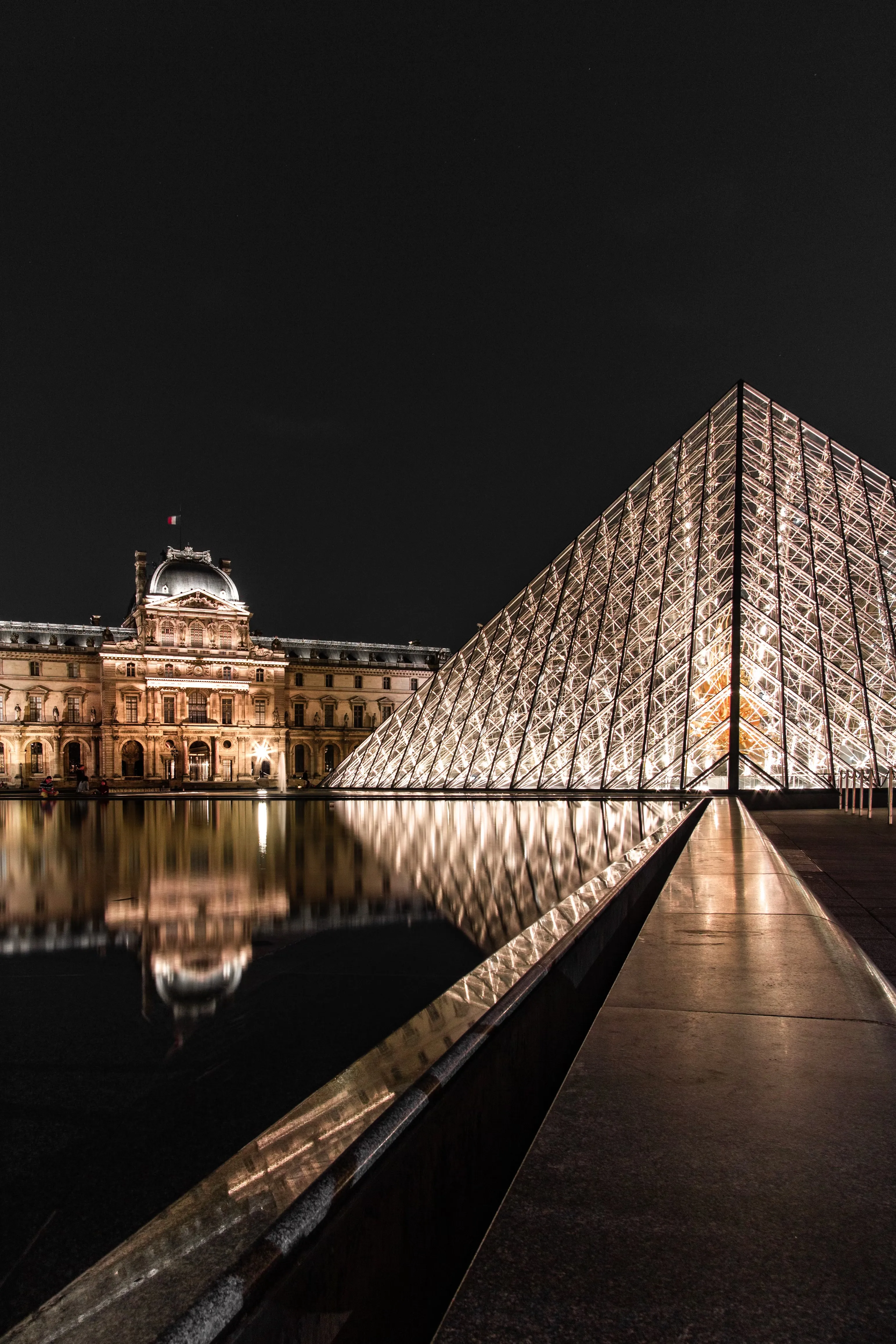 La pyramide du louvre à Paris la nuit