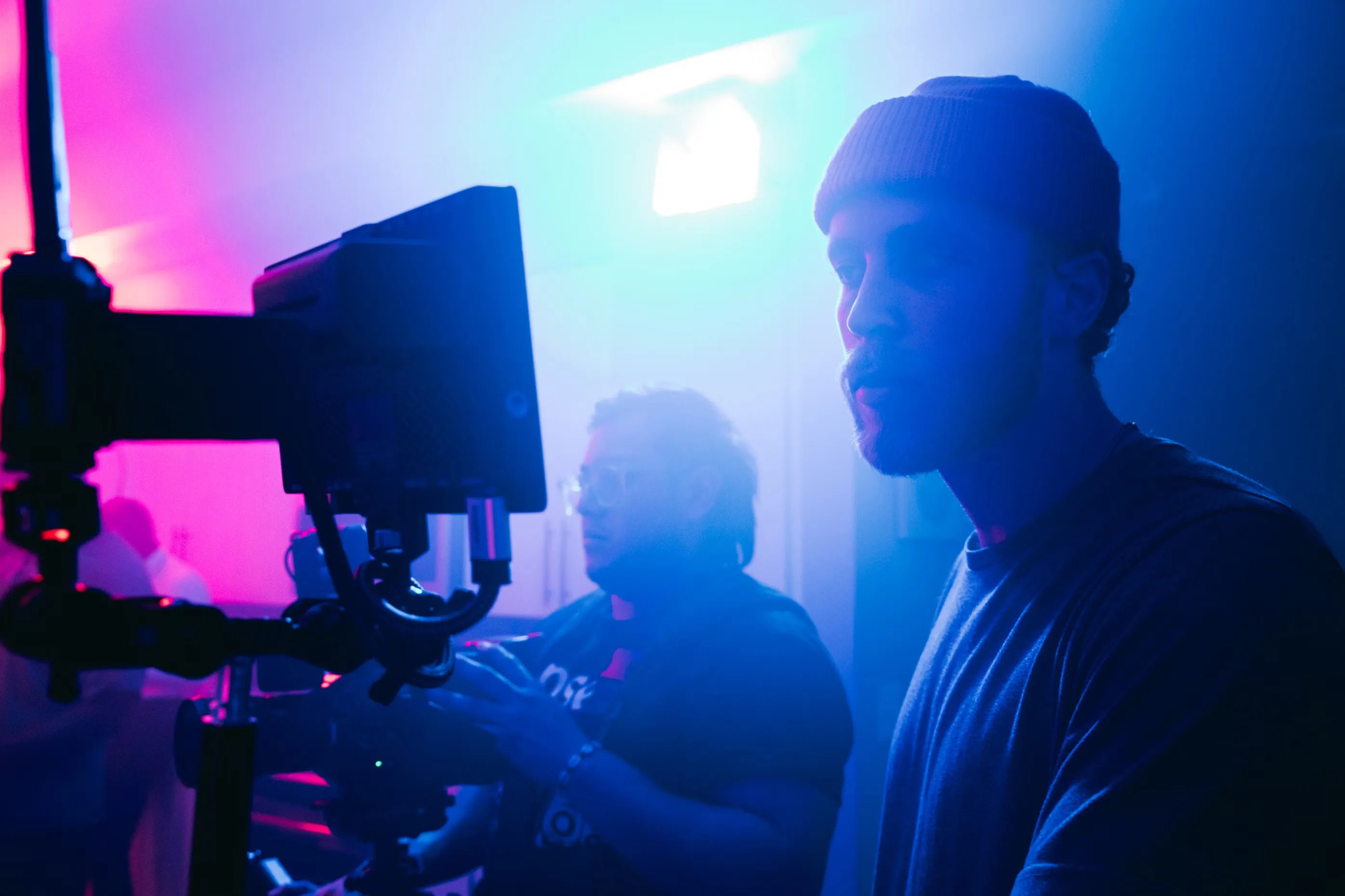 Deux vidéastes sur le tournage d'un clip vidéo