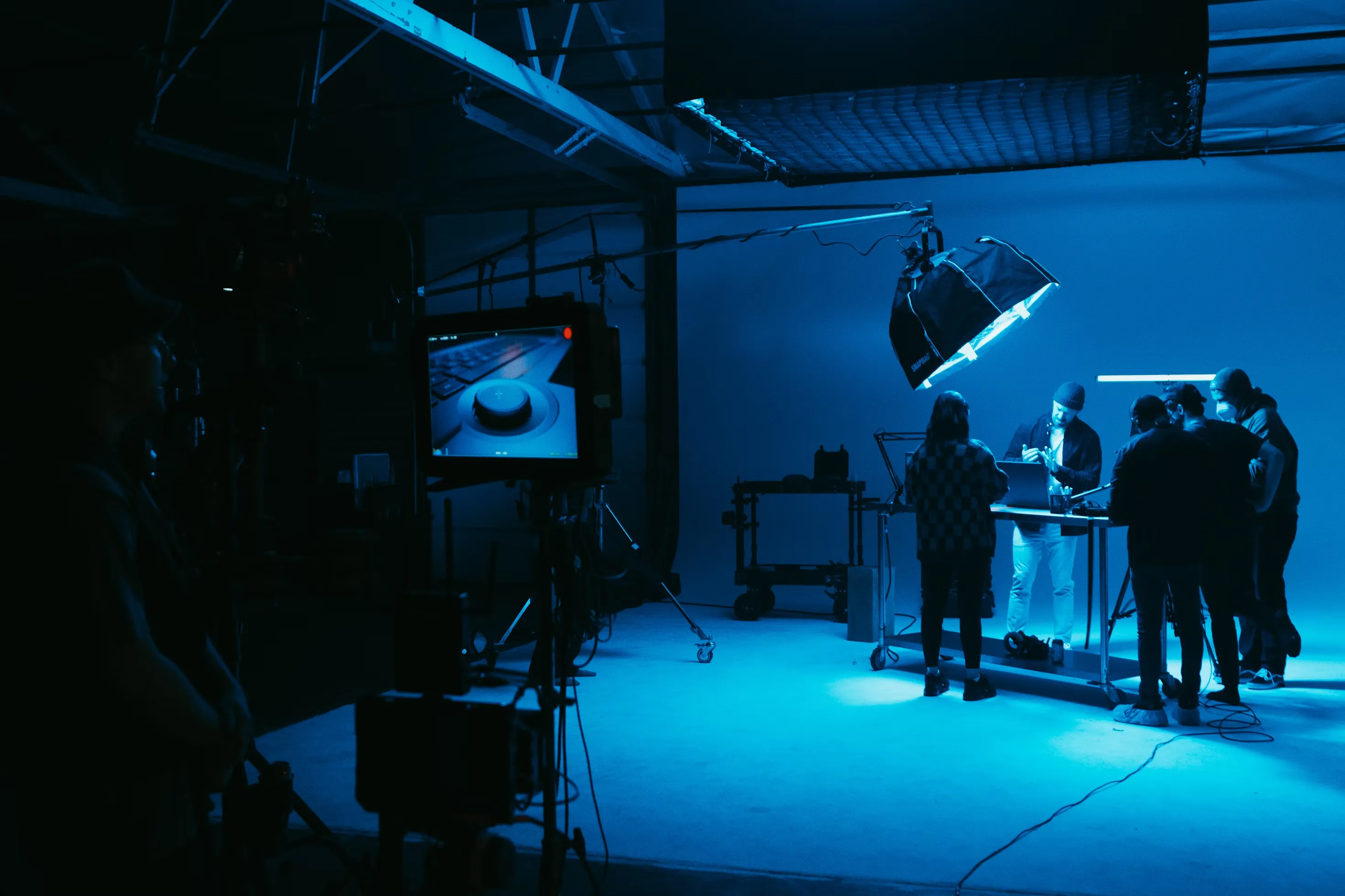 Studio de tournage de clip vidéo avec une lumière bleue